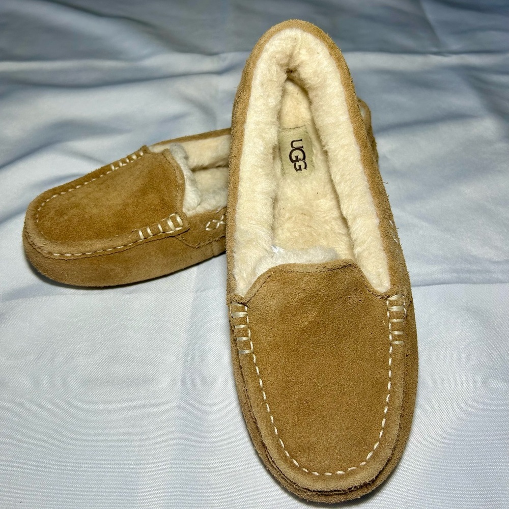 UGG Women’s Ansley Suede Moccasin Style Slipper Sz 7